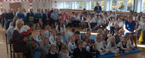Uroczyście i tradycyjnie w Szkole Podstawowej im Jana Pawła II w Waplewie Dzień Edukacji Narodowej i pasowanie uczniów klasy I