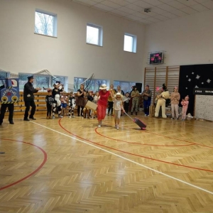 W sali gimnastycznej przedstawienie "Lokomotywa" w wykonaniu uczniów, ich rodziców i nauczycieli.
