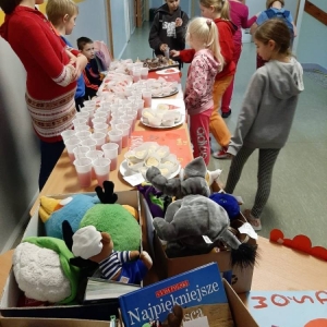 Akcja WOŚP - zbiórka pieniężna, kiermasz zabawek i ciastek na korytarzu szkolnym 12