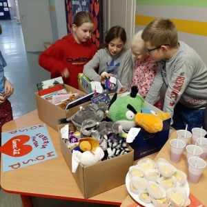 Akcja WOŚP - zbiórka pieniężna, kiermasz zabawek i ciastek na korytarzu szkolnym 11