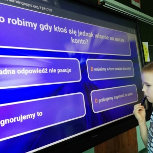 Uczeń wykonuje ćwiczenie online - tematyczna gra Milionerzy 