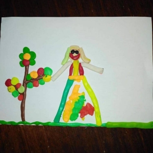 Autor zdjęcia Monika Trochim. Jesień w świetlicy.  Praca dziecka przedstawiająca Panią Jesień wykonaną z plasteliny w kolorach jesieni. 