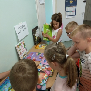 Dzieci przeglądaja zasoby książkowe