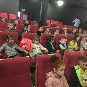fot. A. Waśk, Kino Grunwald w Olsztynku. Na zdjęciu przedszkolaki siedzące w sali kinowej.