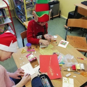 Uczniowie przygotowują kartki świąteczne w bibliotece szkolnej 