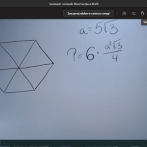 Zrzut ekranu przedstawiający zadanie matematyczne, na którym widać rysunek geometryczny sześcianu foremnego i wzór na obliczenie jego pola – 6 razy a kwadrat pierwiastków z trzech  wszystko podzielone przez cztery.