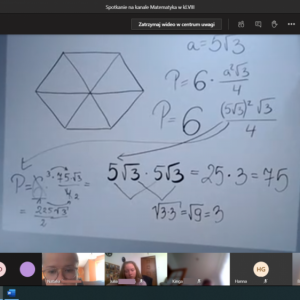 Zrzut ekranu przedstawiający zadanie matematyczne, na którym widać rysunek geometryczny sześcianu foremnego, obliczenia oraz wyniki działań.
