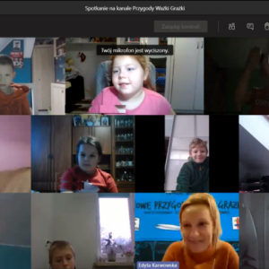 Zrzut ekranu ze spotkania online, na głównym ekranie widok z wideokonferencji wizerunków  uczestników 6 chłopców i 4 dziewczynek oraz gościa prowadzącego zajęcia Autor Marta Kuca