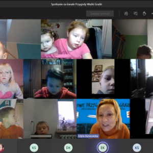 Zrzut ekranu ze spotkania online, na głównym ekranie widok z wideokonferencji wizerunków  uczestników 6 chłopców i 5 dziewczynek oraz gościa prowadzącego zajęcia Autor Marta Kuca