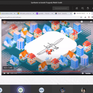 Zrzut ekranu ze spotkania online, na głównym ekranie slajd 3D prezentacji udostępnionej przez gościa z postacią Ważki Grażki pośród kolorowych domków, nad którymi lata samolot Autor Marta Kuca