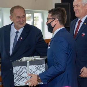 Dyrektor odbiera upominek od Burmistrza Olsztynka