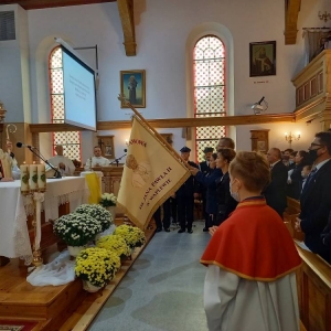 Po poświęceniu sztandaru, przedstawiciele Rady Rodziców stoją ze sztandarem przodem do ołtarza, za którym stoi Arcybiskup. Za nimi stoją uczestnicy mszy