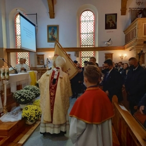 Moment ucałowania Sztandaru przez Arcybiskupa Metropolitę Warmińskiego