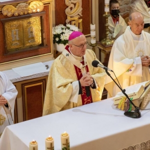 Arcybiskup Metropolita Warmiński i 2 Księży stoją za ołtarzem i prowadzą mszę