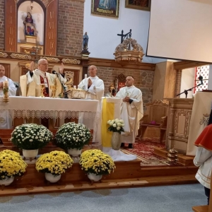 Arcybiskup odprawia mszę, obok niego stoi 3 księży