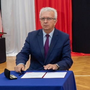 Warmińsko-Mazurski Kurator Oświaty podpisuje Akt Przekazania Sztandaru
