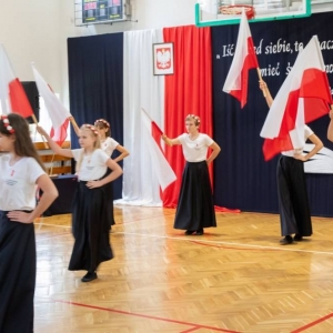 Taniec  z flagami – 7 uczennic idzie i macha flagami