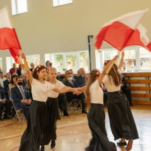 Taniec z flagami – 4 uczennice kręcą się w koło trzymając się za lewe dłonie, flagi trzymają uniesione nad głowami