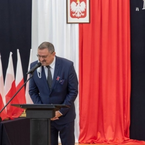 Dyrektor ZASiP w Olsztynku przemawia do mikrofonu w stronę publiczności