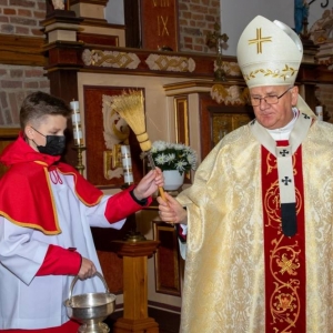 Ministrant podaje Arcybiskupowi kropidło