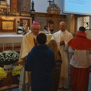 Arcybiskup przyjmuje od 2 dzieci naczynia liturgiczne
