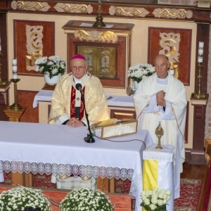 Arcybiskup Metropolita Warmiński i Ksiądz stoją za ołtarzem i prowadzą mszę, obok stoi ministrant