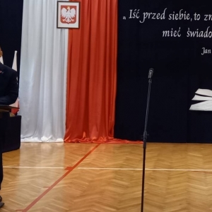 Starosta Olsztyński przemawia z mównicy do publiczności