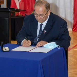 Burmistrz Olsztynka podpisuje Akt Przekazania Sztandaru