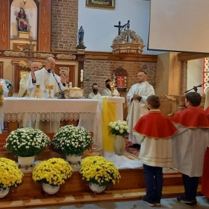 Ksiądz odprawia mszę, obok niego stoi Arcybiskup, 2 księży, za nimi 2 ministrantów