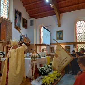 Moment poświęcenia Sztandaru przez Arcybiskupa Metropolitę Warmińskiego