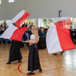 Taniec z flagami – uczennice machają flagami, publiczność przygląda się