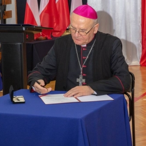 Arcybiskup podpisuje Akt Przekazania Sztandaru