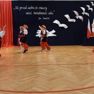 6 par przedszkolaków tańczy krakowiaka, po kole