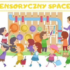 Grafika z napisem "SENSORYCZNY SPACER" i obrazkiem przedstawiającym liczną grupę dzieci podczas spaceru sensorycznego.