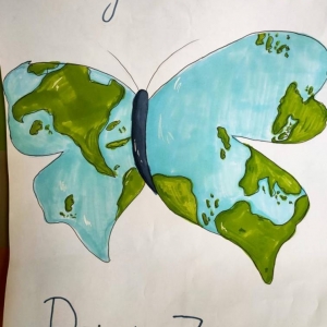Plakat tematyczny wykonany przez ucznia – napis: Każdy dzień, to Dzień Ziemi i rysunek motyla pokolorowanego na niebiesko-zielono, w kształty mórz, oceanów i kontynentów.