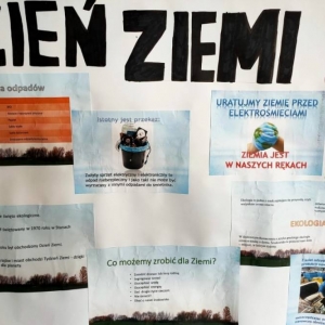 Plakat tematyczny wykonany przez ucznia – napis „Dzień Ziemi” i przyklejone tematyczne grafiki i informacje.