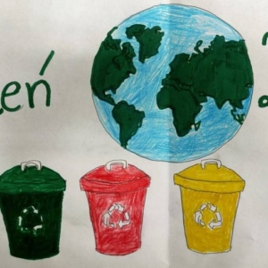 Plakat tematyczny wykonany przez ucznia – napis „Dzień Ziemi” i rysunek kuli ziemskiej i 4 pojemników do segregacji odpadów (zielony, czerwony, żółty, niebieski).