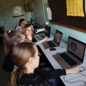 5 uczniów w pracowni informatycznej przygotowuje materiał do przeprowadzenia sondy uczniowskiej. Wyszukują informacji i grafik w internecie.