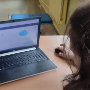 Siódmoklasistka, w bibliotece modeli 3D online, ogląda model granic Polski.