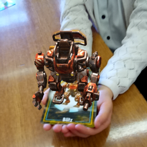 Trójwymiarowy robot wyświetlony z wykorzystaniem kart 4D i aplikacji.