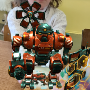 Dziewczynka z wyświetlonym na karcie 4D modelem robota.