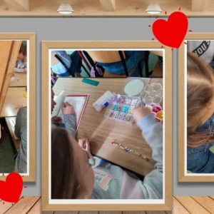 W drewnianych ramkach trzy zdjęcia dziewczynek podczas przygotowywania biżuterii dla Mam.