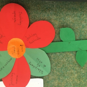 Praca wykonana przez uczniów w formie kwiata. Na płatkach wypisane dobre maniery_