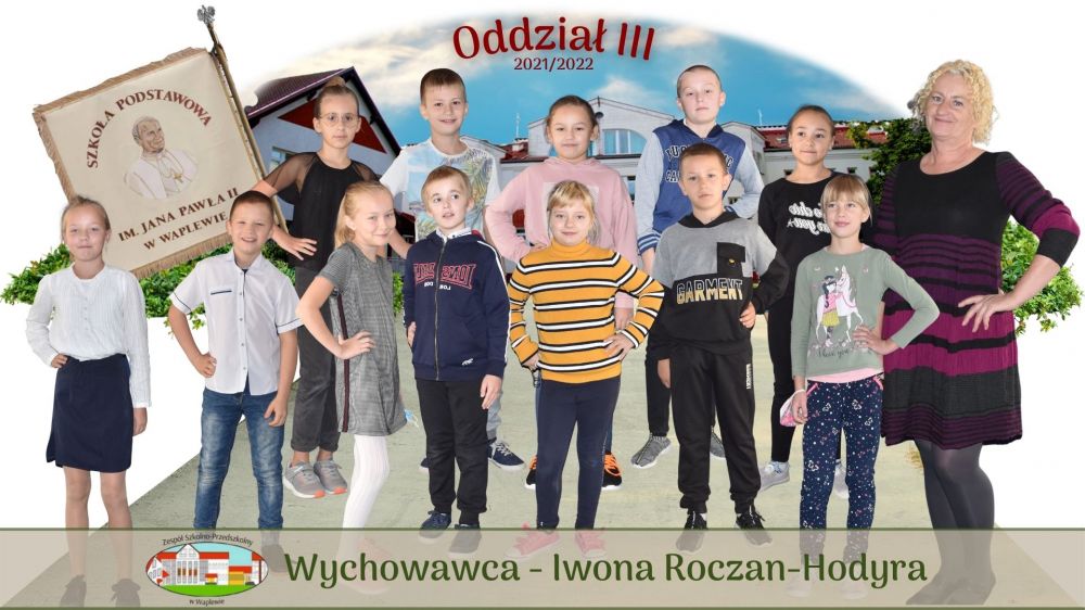 Na tle budynku szkoły 12 uczniów oddziału III i ich wychowawczyni - p. Iwona Roczan-Hodyra