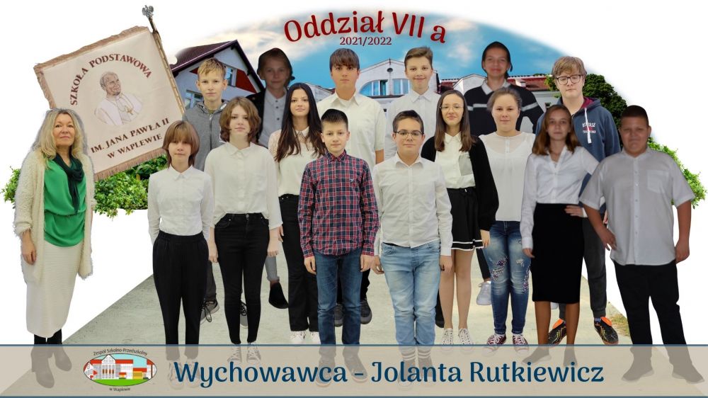 Na tle budynku szkoły 15 uczniów oddziału VII a i ich wychowawca - Jolanta Rutkiewicz