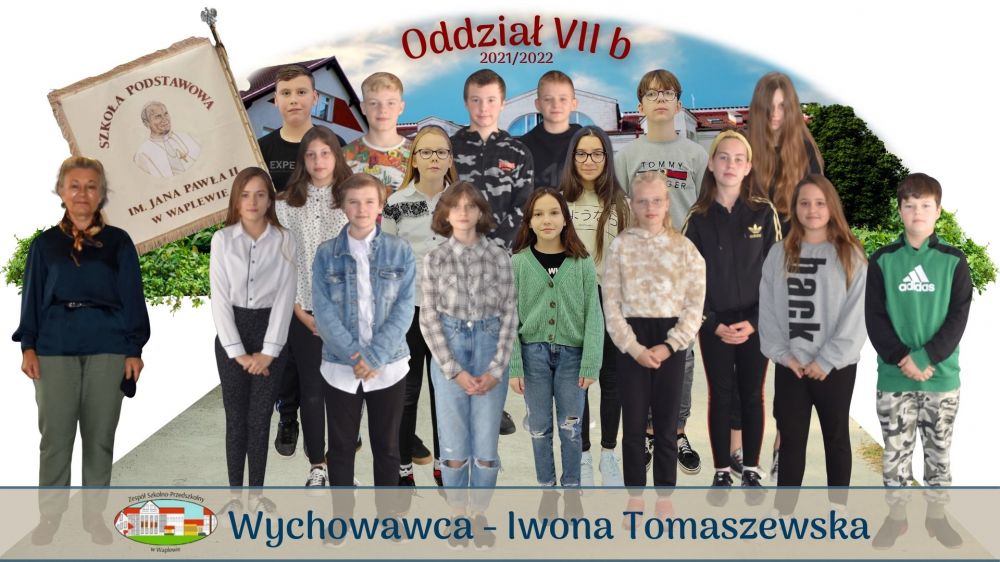 Na tle budynku szkoły 17 uczniów oddziału VII b i ich wychowawca - p. Iwona Tomaszewska